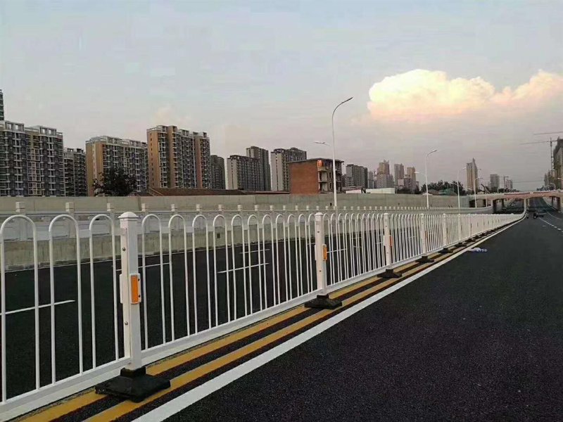 市政护栏：守护城市安全的坚固防线