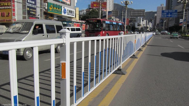 市政护栏：守护城市安全的坚固防线